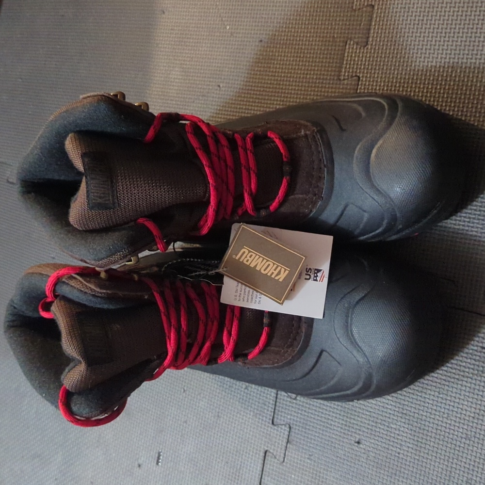 NEW. Khombu Snow Boots